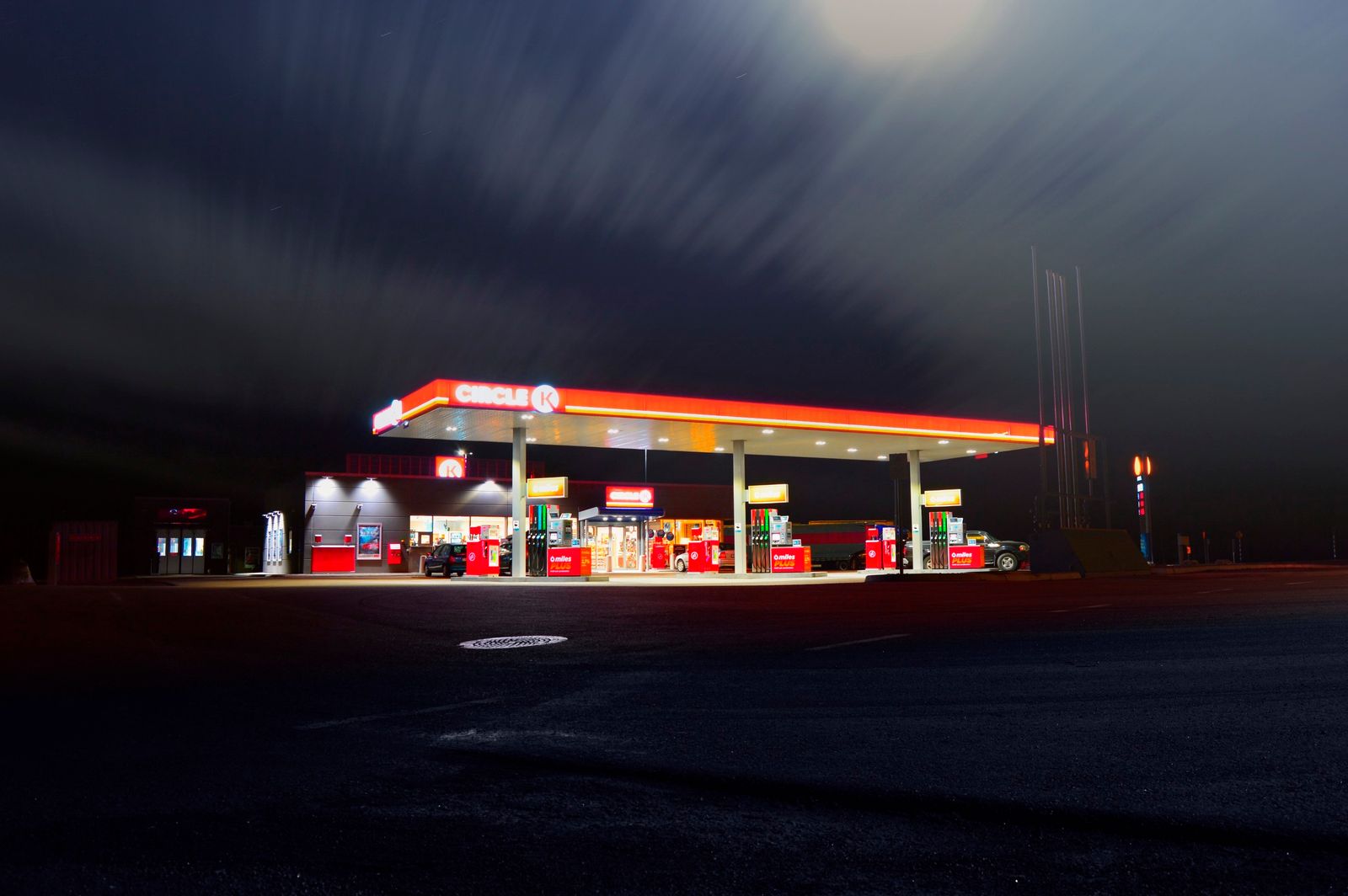 Station-service éclairée de nuit