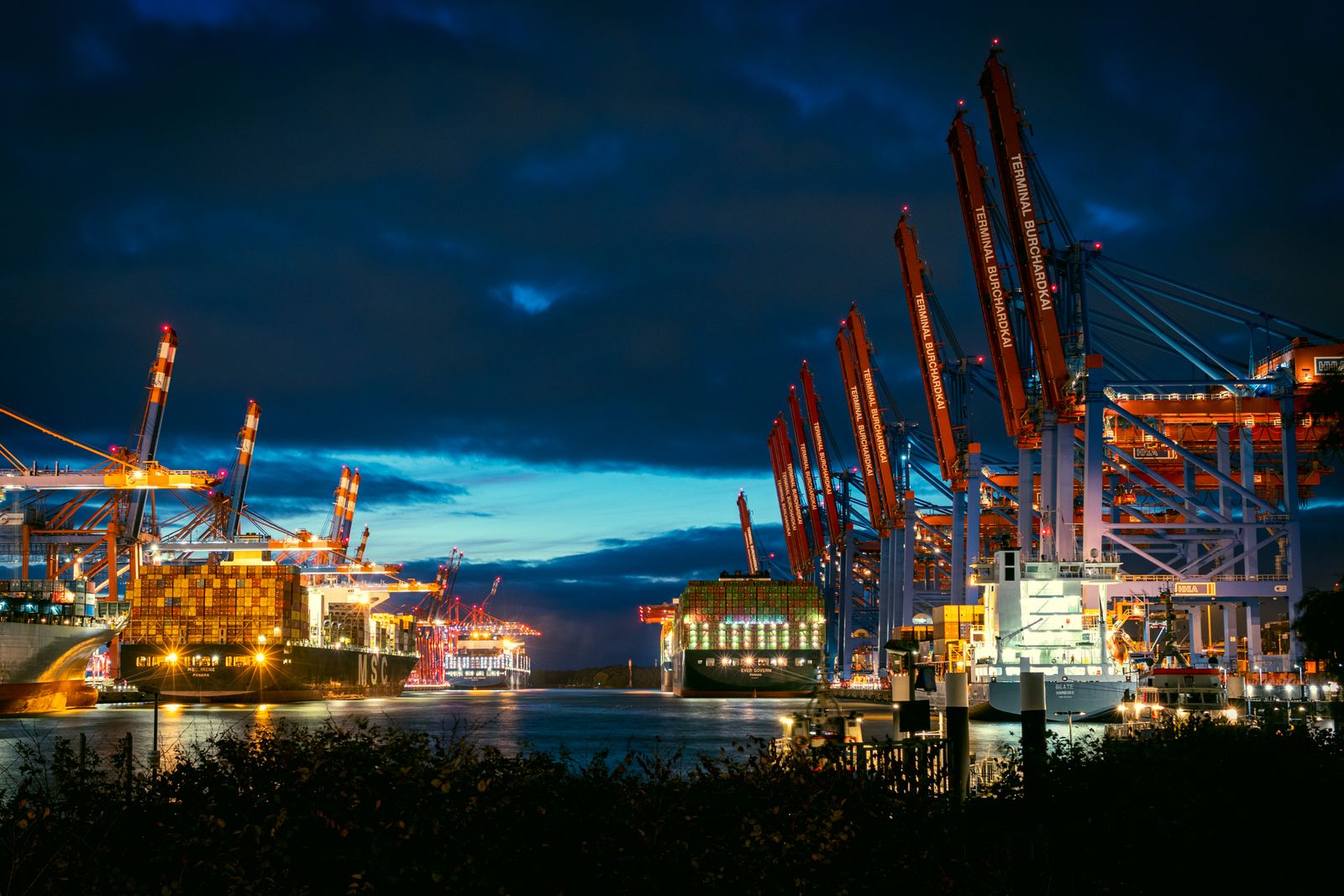 Port de commerce illuminé de nuit