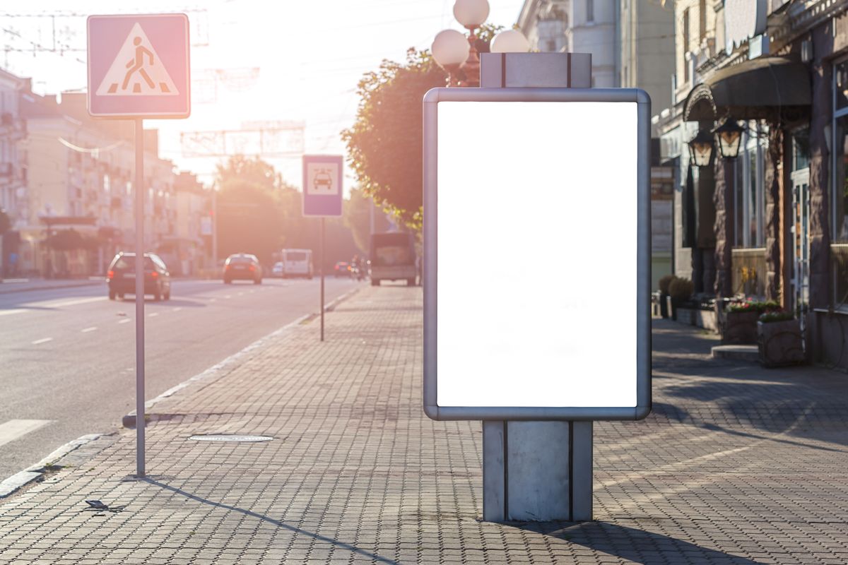 Caisson lumineux sur pied installé sur un trottoir