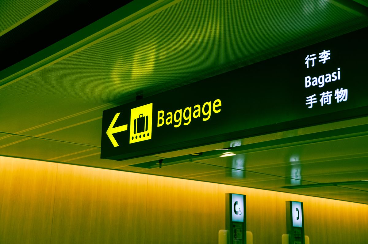 Panneau directionnel suspendu dans un aéroport